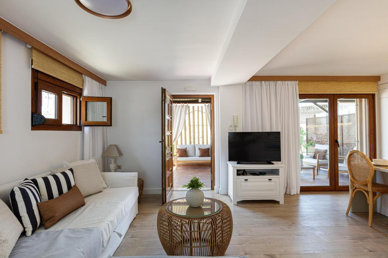 Villa Seashell -Wonderful Newly Renovated Villa On The Beach Galatas  Ngoại thất bức ảnh