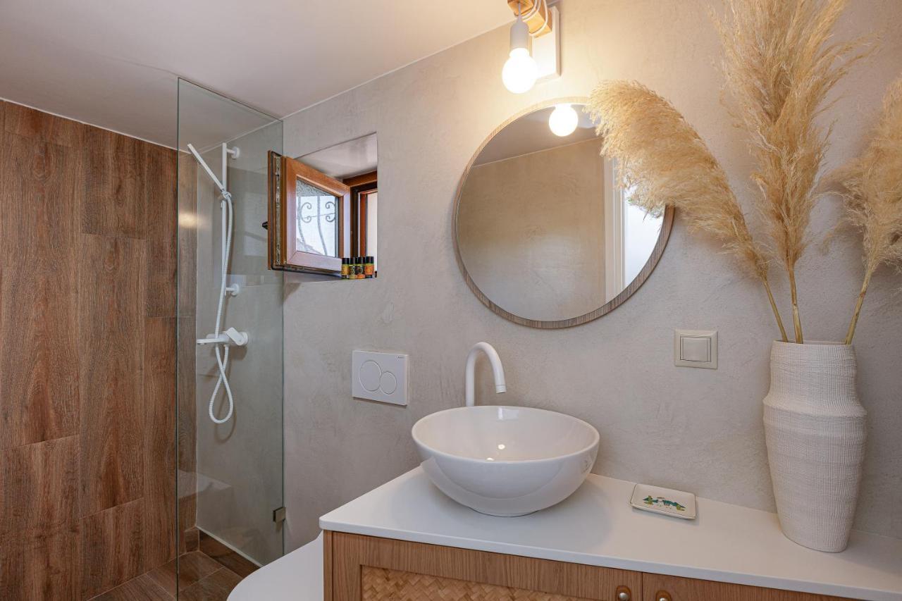 Villa Seashell -Wonderful Newly Renovated Villa On The Beach Galatas  Ngoại thất bức ảnh